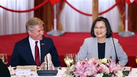 蔡總統款宴麥考爾訪團（3）總統蔡英文（右）8日中午在台北賓館設宴款待美國聯邦眾議院外交委員會主席麥考爾（Michael McCaul）（左）所率領的訪問團，並就台美議題交換意見。中央社記者王飛華攝  112年4月8日
