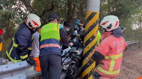 彰化139線道，死亡彎道，騎士過彎失控，卡電桿斷腿(圖／翻攝畫面)