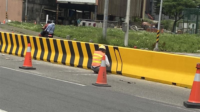 護欄「黑色斜線」竟純手工畫　7萬網看傻