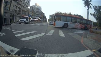過馬路被公車狂叭　網：難怪被稱行人地獄