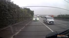 特斯拉,國道,路肩,（圖／翻攝自PTT）