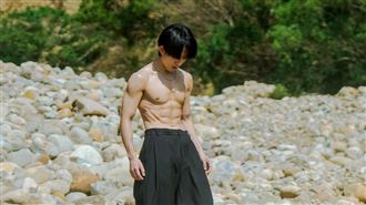 林宥嘉變超壯　正面全裸秀結實胸腹肌