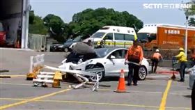 特斯拉在新生公園前方發生事故。（圖／翻攝畫面）