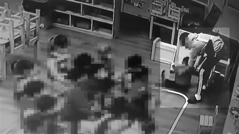 桃園2歲童淪「人肉拖把」擦尿　爸心碎了