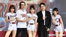 ▲桃猿領隊浦韋青（左2）、李多慧經紀公司營運長金紋永（右2）一起出席李多慧登台記者會。（圖／記者劉彥池攝影）