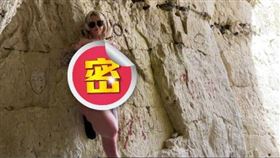 女優拍攝途中，海水突然漲潮。（圖／翻攝自Ingstagram）