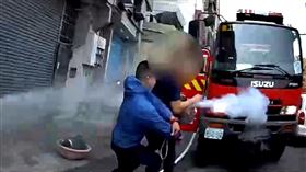 台中男子與女友口角，竟扛瓦斯揚言自盡，警消對峙1小時後壓制。（圖／民眾提供）