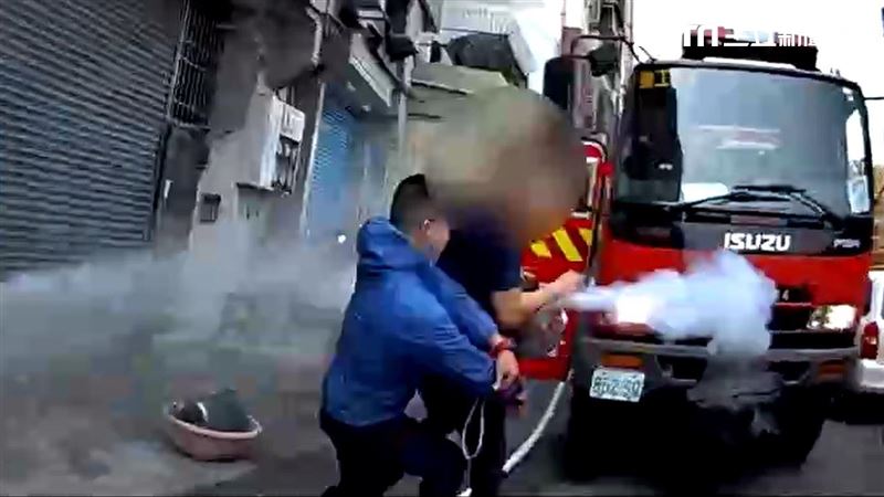 台中男與女友口角　當街開瓦斯警消對峙