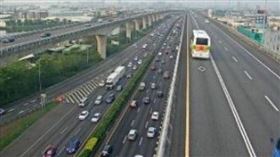 快訊／國1南向內壢段4車追撞！佔用內線回堵5公里