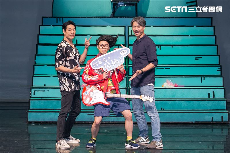 阿甯咕劇團團長蘇麗媚率導演高天恒、演員李培松、嘎造．伊漾、陳敬萱出席舞台劇《阿甯咕又闖禍了YA～》神秘嘉賓藍鈞天與吳定謙站台。（圖／記者楊澍攝影）