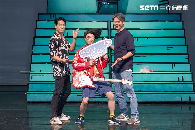 阿甯咕劇團團長蘇麗媚率導演高天恒、演員李培松、嘎造．伊漾、陳敬萱出席舞台劇《阿甯咕又闖禍了YA～》神秘嘉賓藍鈞天與吳定謙站台。（圖／記者楊澍攝影）