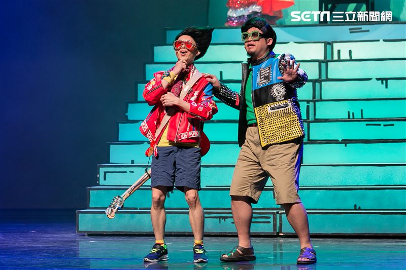 阿甯咕劇團團長蘇麗媚率導演高天恒、演員李培松、嘎造．伊漾、陳敬萱出席舞台劇《阿甯咕又闖禍了YA～》神秘嘉賓藍鈞天與吳定謙站台。（圖／記者楊澍攝影）