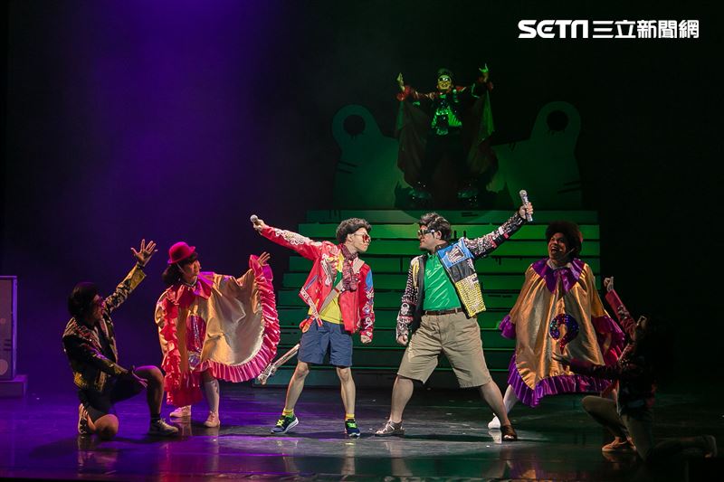 阿甯咕劇團團長蘇麗媚率導演高天恒、演員李培松、嘎造．伊漾、陳敬萱出席舞台劇《阿甯咕又闖禍了YA～》神秘嘉賓藍鈞天與吳定謙站台。（圖／記者楊澍攝影）
