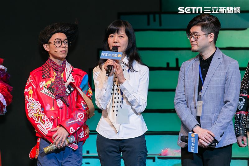 阿甯咕劇團團長蘇麗媚率導演高天恒、演員李培松、嘎造．伊漾、陳敬萱出席舞台劇《阿甯咕又闖禍了YA～》神秘嘉賓藍鈞天與吳定謙站台。（圖／記者楊澍攝影）