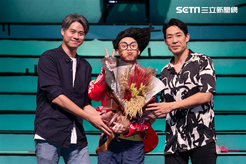 阿甯咕劇團團長蘇麗媚率導演高天恒、演員李培松、嘎造．伊漾、陳敬萱出席舞台劇《阿甯咕又闖禍了YA～》神秘嘉賓藍鈞天與吳定謙站台。（圖／記者楊澍攝影）