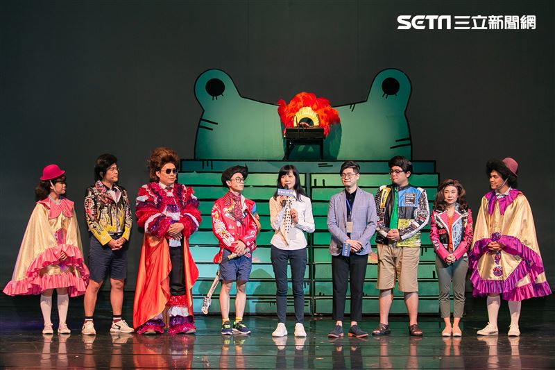 阿甯咕劇團團長蘇麗媚率導演高天恒、演員李培松、嘎造．伊漾、陳敬萱出席舞台劇《阿甯咕又闖禍了YA～》神秘嘉賓藍鈞天與吳定謙站台。（圖／記者楊澍攝影）