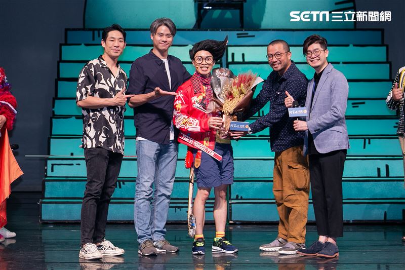 阿甯咕劇團團長蘇麗媚率導演高天恒、演員李培松、嘎造．伊漾、陳敬萱出席舞台劇《阿甯咕又闖禍了YA～》神秘嘉賓藍鈞天與吳定謙站台。（圖／記者楊澍攝影）