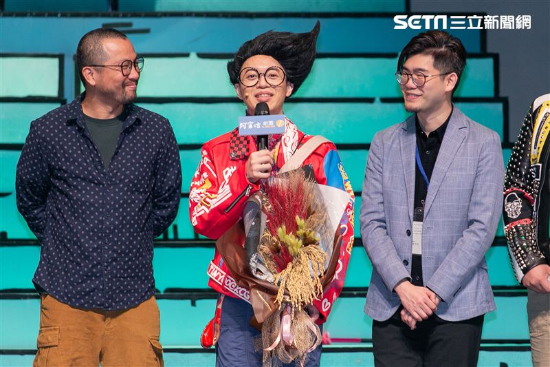 阿甯咕劇團團長蘇麗媚率導演高天恒、演員李培松、嘎造．伊漾、陳敬萱出席舞台劇《阿甯咕又闖禍了YA～》神秘嘉賓藍鈞天與吳定謙站台。（圖／記者楊澍攝影）