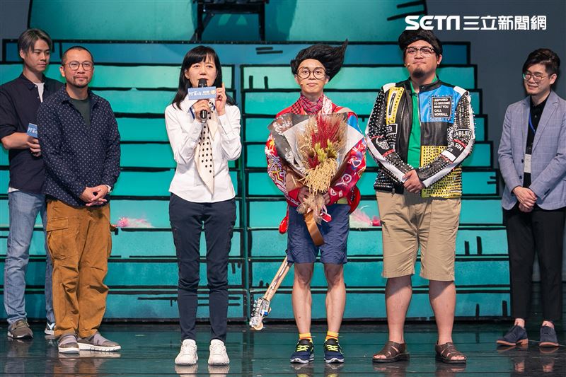 阿甯咕劇團團長蘇麗媚率導演高天恒、演員李培松、嘎造．伊漾、陳敬萱出席舞台劇《阿甯咕又闖禍了YA～》神秘嘉賓藍鈞天與吳定謙站台。（圖／記者楊澍攝影）