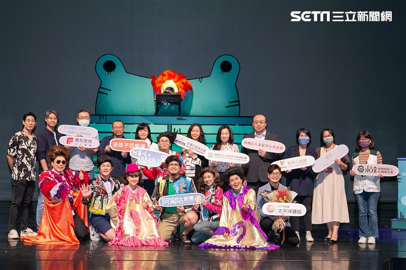 阿甯咕劇團團長蘇麗媚率導演高天恒、演員李培松、嘎造．伊漾、陳敬萱出席舞台劇《阿甯咕又闖禍了YA～》神秘嘉賓藍鈞天與吳定謙站台。（圖／記者楊澍攝影）