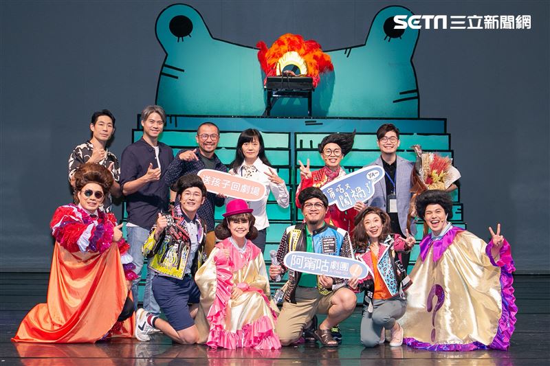 阿甯咕劇團團長蘇麗媚率導演高天恒、演員李培松、嘎造．伊漾、陳敬萱出席舞台劇《阿甯咕又闖禍了YA～》神秘嘉賓藍鈞天與吳定謙站台。（圖／記者楊澍攝影）