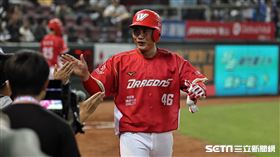 ▲味全龍右外野手陳品捷二壘安打送回劉基鴻，味全5：1領先樂天桃猿。（圖／記者劉彥池攝影）