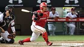 ▲味全龍捕手劉時豪內野安打送回陳品捷，味全6：1領先樂天桃猿。（圖／記者劉彥池攝影）