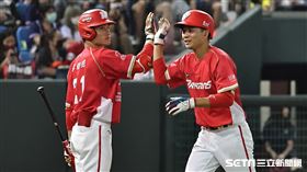 ▲味全龍捕手劉時豪內野安打送回陳品捷，味全6：1領先樂天桃猿。（圖／記者劉彥池攝影）