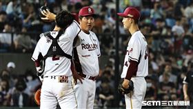 ▲樂天桃猿投手許峻暘被連續擊出安打，投手教練許銘傑喊暫停。（圖／記者劉彥池攝影）