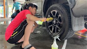 國中生將至尼泊爾當志工 捲起袖子洗車籌旅費宜蘭縣立岳明國民中小學18名師生7月將至尼泊爾當志工，所需費用約新台幣117萬元。為減低學生家長負擔，師生曾向「洗車達人」學習技巧，並將於15、16日於校內提供洗車服務，盼用自己汗水籌旅費。（校方提供）中央社記者沈如峰宜蘭縣傳真  112年4月14日