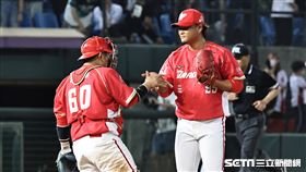 ▲味全龍終結者王躍霖守住球隊勝利和捕手劉時豪擊掌。（圖／記者劉彥池攝影）