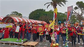 新竹湖口生命園區說明會  抗議民眾齊聚場外新竹縣政府25日舉辦湖口生命紀念園區說明會，現場聚集大批抗議民眾，眾人在場外高舉標語表達反對。中央社記者魯鋼駿攝  112年2月25日