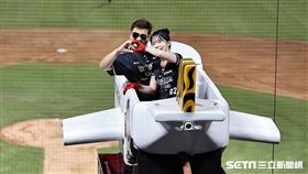 ▲樂天女孩李多慧3局結束登上小飛機。（圖／記者劉彥池攝影）