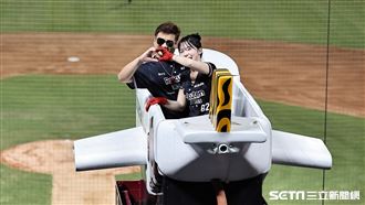 獨／李多慧搭小飛機和他比愛心　男粉羨慕