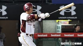 ▲樂天桃猿捕手廖健富打出中外野深遠飛球。（圖／記者劉彥池攝影）