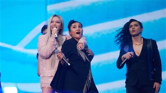 阿妹唱一半被求婚成功！大聲說「我願意」