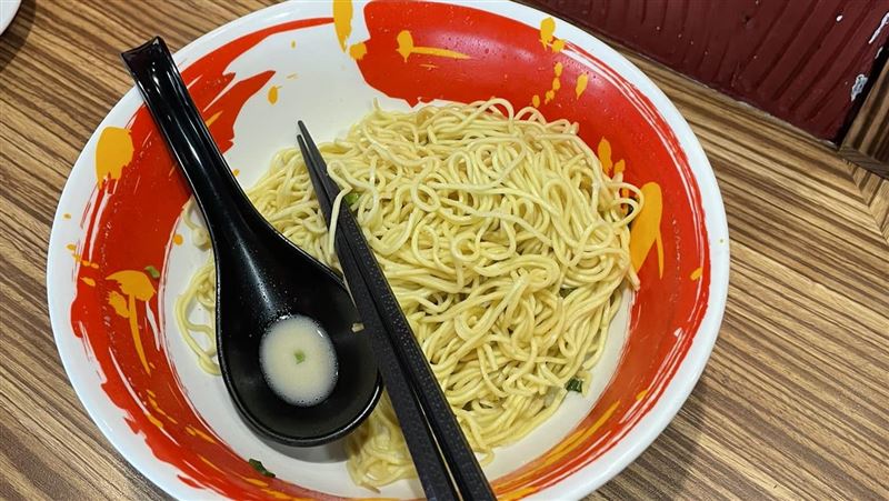 免費加麵客人剩一堆落跑　老闆火大反擊了