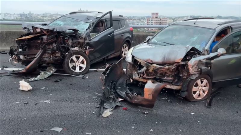 新／國3嚴重車禍！3車追撞　一家4口受困