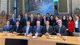 跨黨派立委訪法 會晤國民議會外委會主席立委團14日下午前往參議院，會晤參議院外交委員會主席康朋，康朋也首次表示會晤可公開，足見台法關係進展。（駐法代表處提供）中央社記者曾婷瑄巴黎傳真  112年4月15日