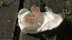 誰家阿公、阿嬤掉的？他在籃球場「撿到假牙」　網一看驚：這很貴▲（圖／翻攝自宜蘭知識+臉書）