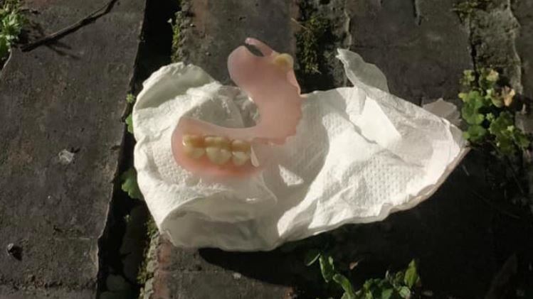 他在籃球場撿到假牙　網一看驚喊：這很貴