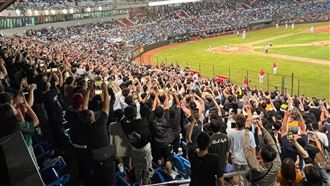 李多慧引暴動！球場人山人海只為拍她