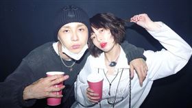 ▲Dawn（左）和泫雅（右）兩人雖然分手，卻依舊維持著好友關係被網友讚翻。（圖／翻攝自DawnIG）