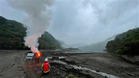 北水局石門水庫施放焰劑增雨  盼提升蓄水率經濟部水利署北區水資源局15日上午在桃園石門水庫施放焰劑增雨，盼能提升水庫蓄水率。（北水局提供）中央社記者魯鋼駿傳真  112年4月15日