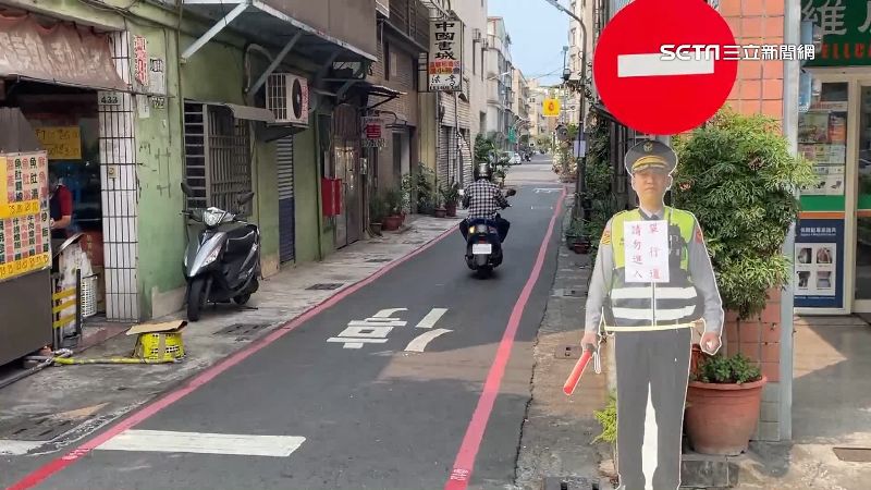 單行道頭尾都寫「停」　騎士逆向怨：陷阱
