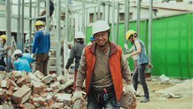 「做工的人」劇組邀義工團合作 蓋鐵皮屋「做工的人」電影中，演員李銘順號召工人朋友組成義工團幫助老奶奶重建老屋。劇組14日透露，原本的老屋是由美術組搭建而成，但重新在一天內建起的鐵皮屋，則是由真正幫助弱勢蓋房義工團隊完成的，演員游安順（中）認為根本是「不可能的任務」。（大慕影藝、華映娛樂提供）中央社記者王心妤傳真  112年4月14日