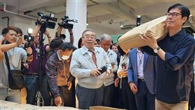 陳其邁、王文淵參觀台塑塑膠產業館台塑「起家厝」、高雄市前鎮區台塑昆仲公園15日全面開放，台塑總裁王文淵（中）和高雄市長陳其邁（右）一同前往參觀塑膠產業館，陳其邁還作勢扛起現場展示的「台灣塑膠粉」。中央社記者洪學廣攝  112年4月15日