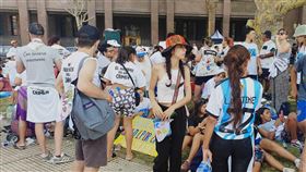 民眾在總統府前為小孩權利抗議阿根廷因高通膨率引發社會經濟問題，許多家庭面臨失業問題，三餐難以為繼，抗議民眾身穿「飢餓是一種犯罪」標語服飾，呼籲政府盡快改善貧困造成孩童、家庭無法溫飽的狀況。中央社記者黃韻如布宜諾斯艾利斯攝  111年12月31日