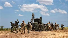 菲美陸軍「堅盾」聯合演習菲律賓公布可供美軍使用的4處新戰略據點後，有地方官員呼籲民眾反對美軍使用當地的據點，以免被捲入可能的台海衝突。圖為菲美陸軍3月28日進行「堅盾」（Salaknib）聯合演習。（菲律賓陸軍提供）中央社記者陳妍君馬尼拉傳真  112年4月12日