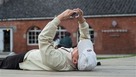 老人滑手機示意圖(記者陳弋攝影)